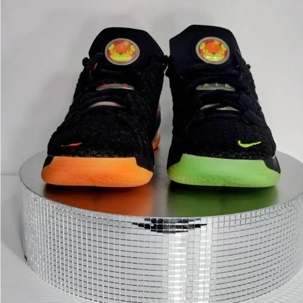 Nike Black and Neon Nike sneakers size 5.5 Y pre owned good condition